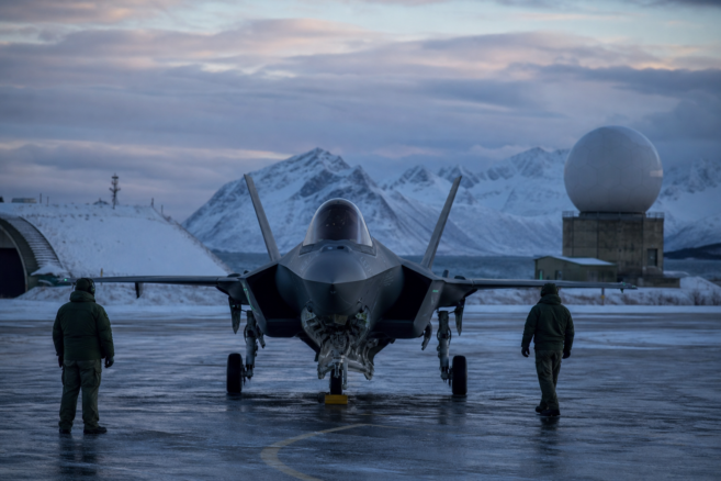 NATO-Kampfjet bei einer Arktisübung auf einem verschneiten Militärflugplatz [Bildinhalt mit KI erstellt]