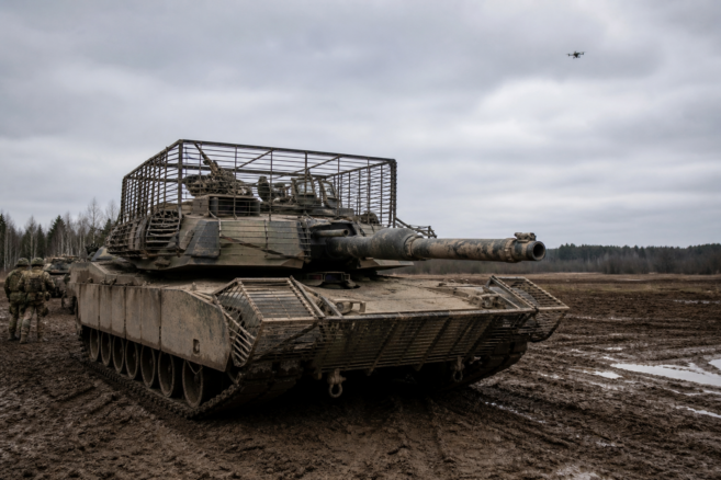 M1-Abrams-Kampfpanzer mit Drohnenschutz auf einem schlammigen Übungsplatz [Bildinhalt mit KI erstellt]