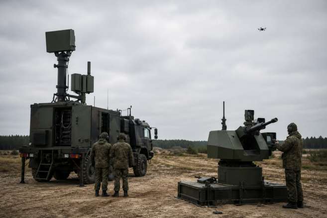 Modulares Drohnenabwehrsystem der Bundeswehr mit Radar und fernbedienter Waffenstation [Bildinhalt mit KI erstellt]