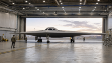 KI-generierte redaktionelle Konzeptdarstellung: B-21 Raider in einem Wartungshangar [Bildinhalt mit KI erstellt]
