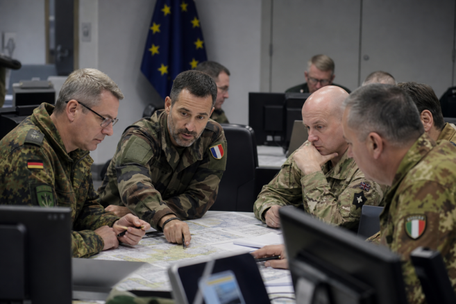Europäische Offiziere beraten gemeinsam an einem Kartentisch [Bildinhalt mit KI erstellt]