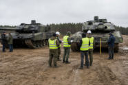 Europäische Fachleute vergleichen zwei moderne Kampfpanzer auf einem Testgelände [Bildinhalt mit KI erstellt]