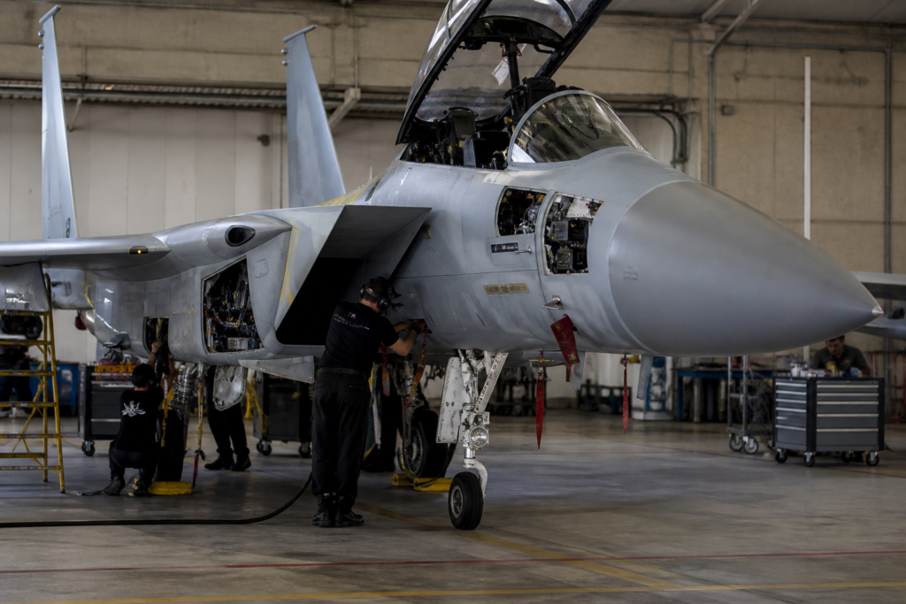 F-15IA-Kampfjet während der Systemintegration in einer Wartungshalle [Bildinhalt mit KI erstellt]