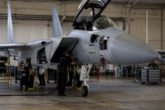 F-15IA-Kampfjet während der Systemintegration in einer Wartungshalle [Bildinhalt mit KI erstellt]