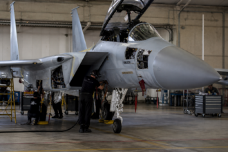 F-15IA-Kampfjet während der Systemintegration in einer Wartungshalle [Bildinhalt mit KI erstellt]