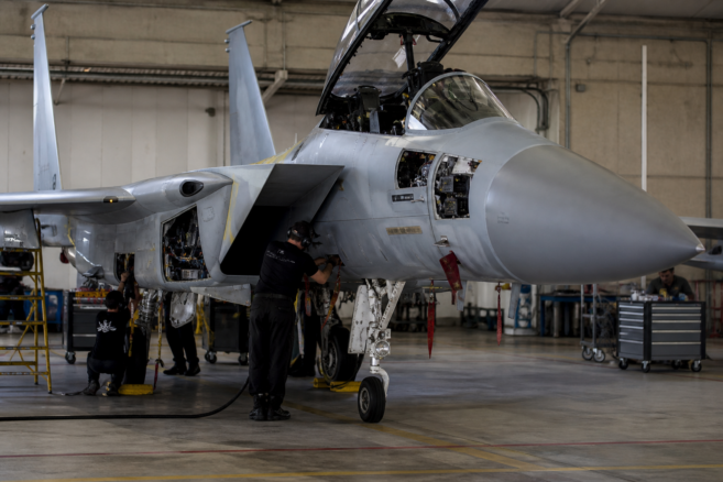 F-15IA-Kampfjet während der Systemintegration in einer Wartungshalle [Bildinhalt mit KI erstellt]