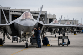 Mehrere F-35-Kampfjets werden auf einer Auslieferungsflightline geprüft [Bildinhalt mit KI erstellt]