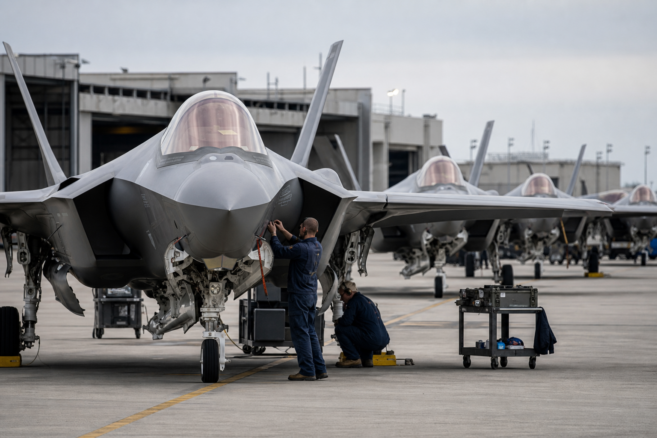 Mehrere F-35-Kampfjets werden auf einer Auslieferungsflightline geprüft [Bildinhalt mit KI erstellt]