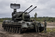 Besatzung kontrolliert einen Flakpanzer Gepard auf einem Übungsplatz [Bildinhalt mit KI erstellt]