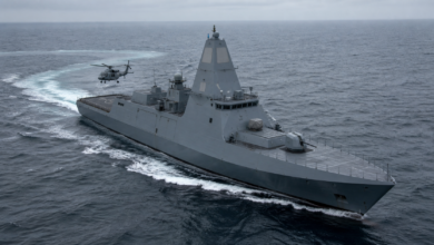 KI-generierte symbolische Darstellung der geplanten deutschen Fregatte F128 auf See mit Sea-Tiger-Bordhubschrauber [Bildinhalt mit KI erstellt]