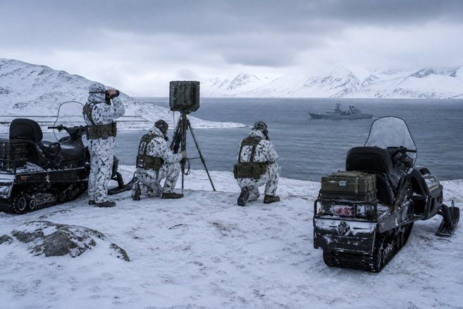 Europäische Soldaten überwachen bei einer Arktisübung einen Fjord in Grönland [Bildinhalt mit KI erstellt]