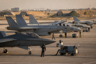 Moderne israelische Kampfflugzeuge stehen zur Wartung auf einem Luftwaffenstützpunkt [Bildinhalt mit KI erstellt]