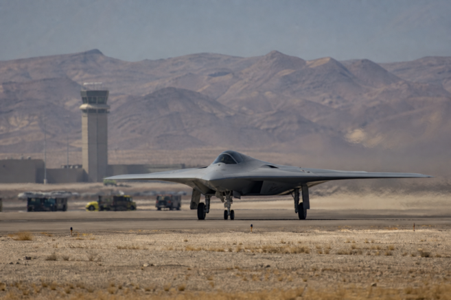 Tailloser chinesischer Kampfjet-Prototyp auf einem Wüstentestflugplatz [Bildinhalt mit KI erstellt]