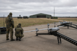 Loitering-Munition auf Startschienen bei einer Erprobung der Bundeswehr [Bildinhalt mit KI erstellt]