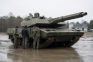 KF51-ähnlicher Kampfpanzer-Prototyp mit Technikern auf einem nassen Erprobungsplatz [Bildinhalt mit KI erstellt]