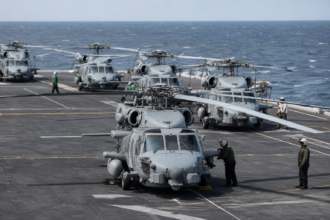 Mehrere MH-60R-Marinehubschrauber auf einem großen Flugdeck [Bildinhalt mit KI erstellt]