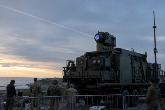 Mobiles militärisches Lasersystem bei einer Erprobung an der Küste [Bildinhalt mit KI erstellt]