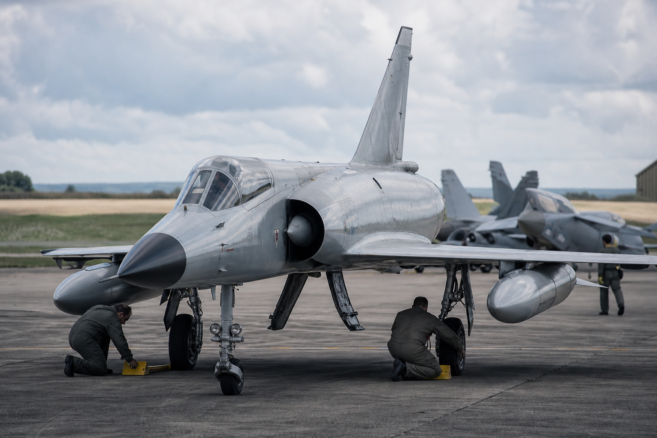 Mirage III auf einer europäischen Fluglinie bei Wartungsarbeiten [Bildinhalt mit KI erstellt]
