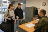 Zwei junge Bundeswehr-Rekruten melden sich mit Gepäck in einer Kaserne an [Bildinhalt mit KI erstellt]