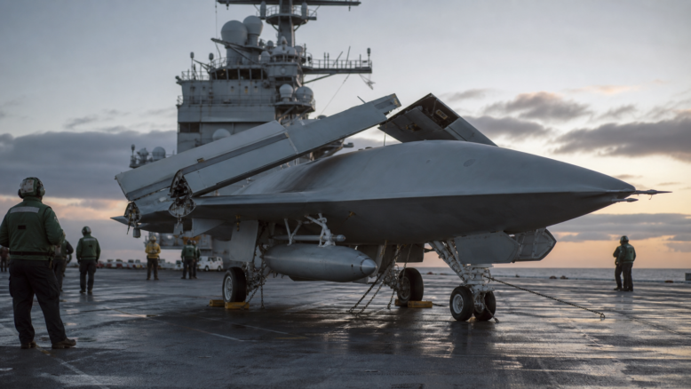 Realistische redaktionelle Darstellung einer MQ-25A Stingray auf einem Flugzeugträger – Bild mit KI generiert [Bildinhalt mit KI erstellt]