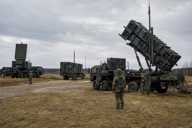 Patriot-PAC-3-MSE-Batterie mit Radar, Leitstand und Startgerät auf einem Übungsplatz [Bildinhalt mit KI erstellt]