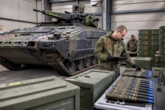 Bundeswehr-Soldat kontrolliert Puma-Munition in einem sicheren Depot [Bildinhalt mit KI erstellt]
