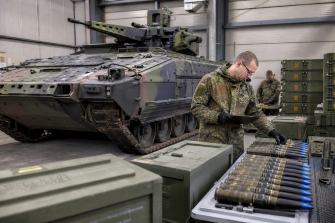 Bundeswehr-Soldat kontrolliert Puma-Munition in einem sicheren Depot [Bildinhalt mit KI erstellt]