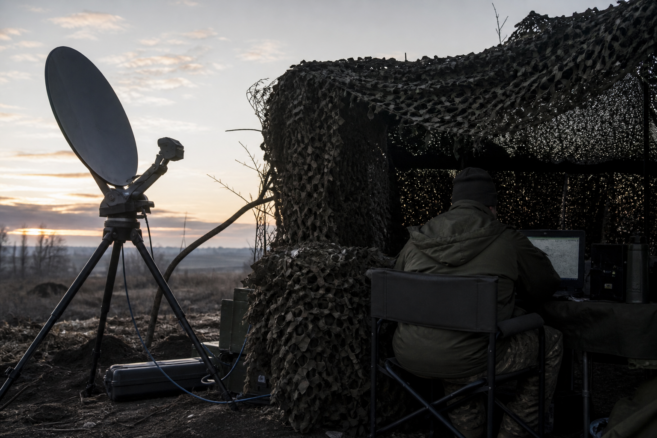 Mobiles Satellitenkommunikations-Terminal an einem getarnten Feldgefechtsstand [Bildinhalt mit KI erstellt]