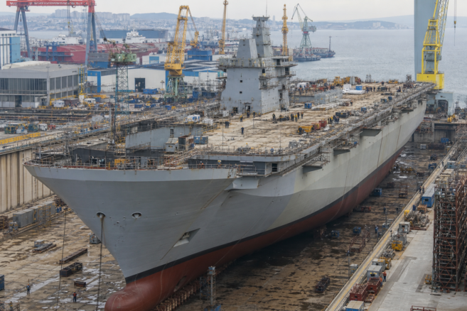 Großer türkischer Flugzeugträger im Bau in einem Marine-Trockendock [Bildinhalt mit KI erstellt]