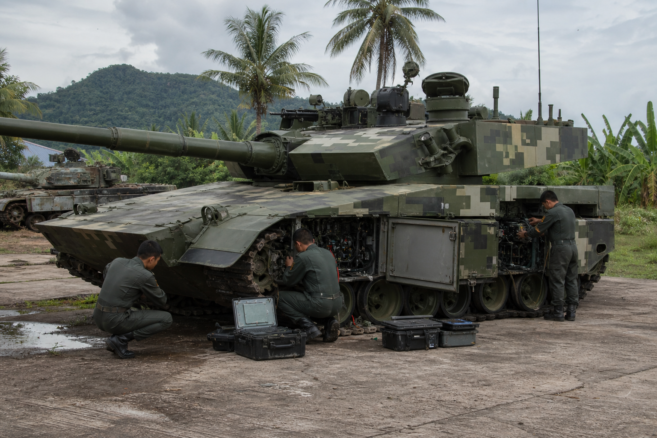 Thailändische Techniker beheben Elektronikprobleme an einem VT-4-Kampfpanzer [Bildinhalt mit KI erstellt]