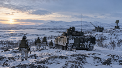 Norwegische Finnmarksbrigade übt mit Kettenfahrzeugen und Artillerie im arktischen Winter – Bild mit KI generiert [Bildinhalt mit KI erstellt]