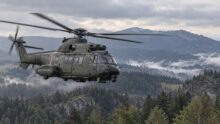 Airbus H225M Caracal im Tiefflug über einem europäischen Übungsgebiet – Bild mit KI generiert [Bildinhalt mit KI erstellt]