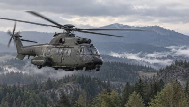 Airbus H225M Caracal im Tiefflug über einem europäischen Übungsgebiet – Bild mit KI generiert [Bildinhalt mit KI erstellt]
